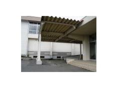 昇降口横のキャノピー