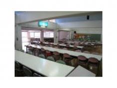 食堂の椅子とテーブル